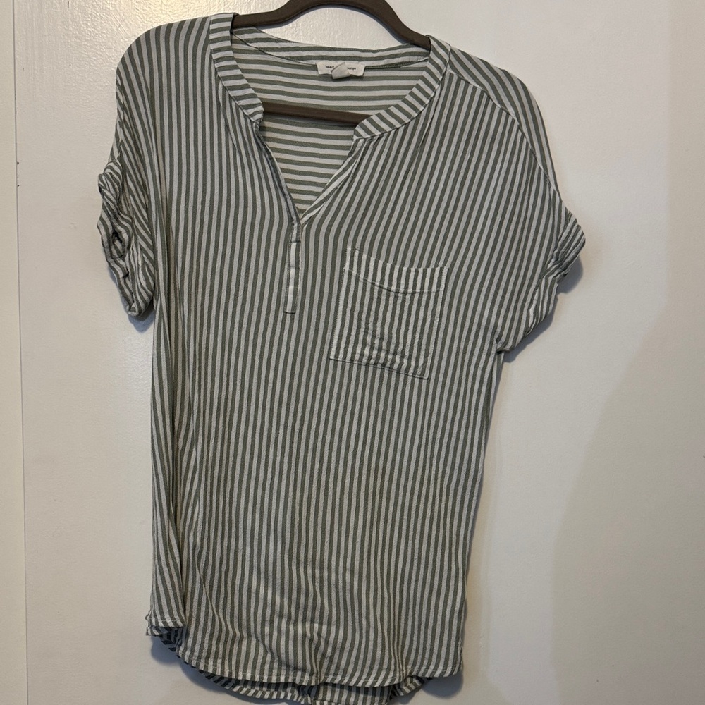 ❤️ 2/$20 beachlunchlounge green Striped Shirt